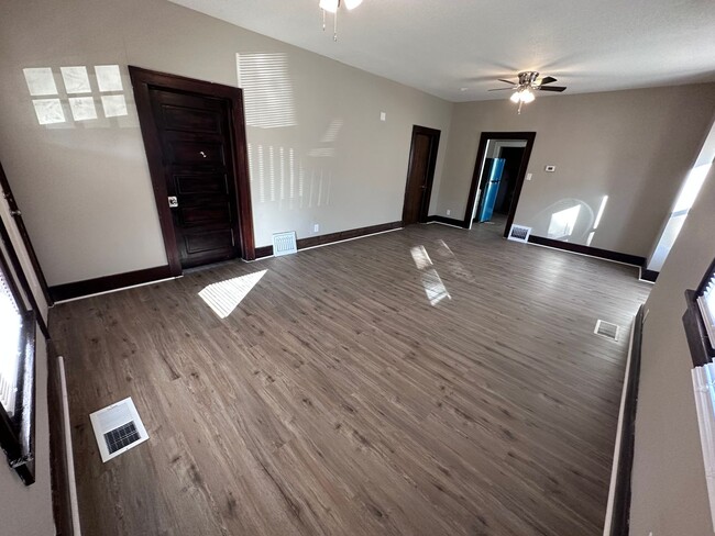 Foto del edificio - $1250 - 3 bedroom / 2 bathroom - Single Fa...