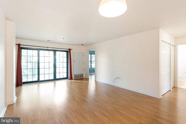 Building Photo - 2 Leverington Ave