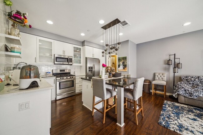 Building Photo - MI/Special Charming 2-Bed / 2.5-Bath Townh...