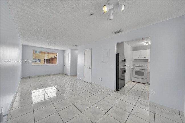 Foto del edificio - 8177 NW 8th St