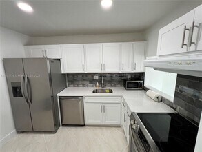 Building Photo - 8000 SW 81st Dr