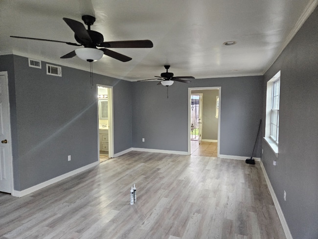 Building Photo - 1903 Rosary Dr