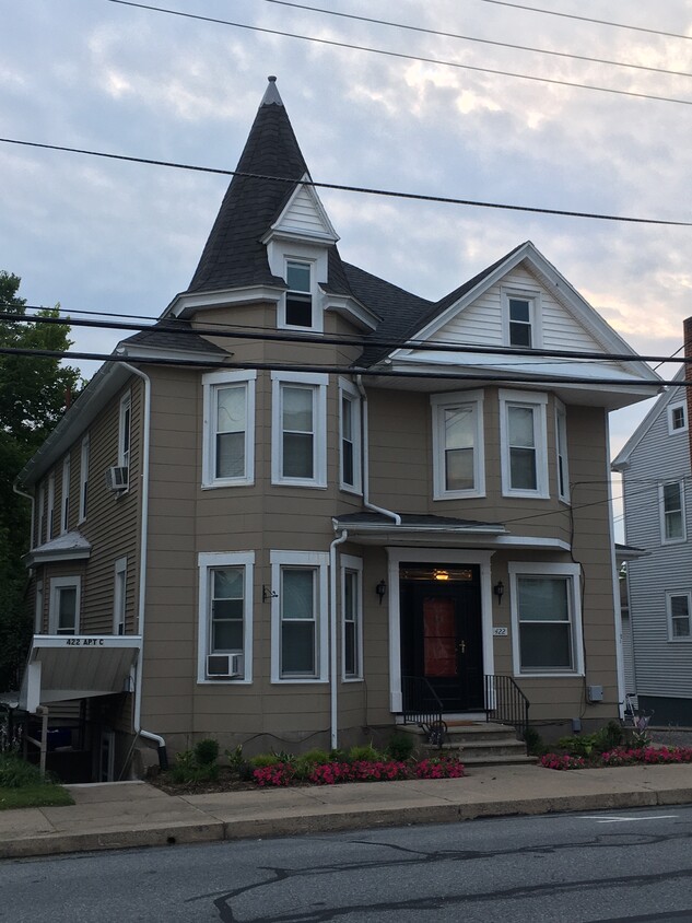 Front view - 422 N Main St