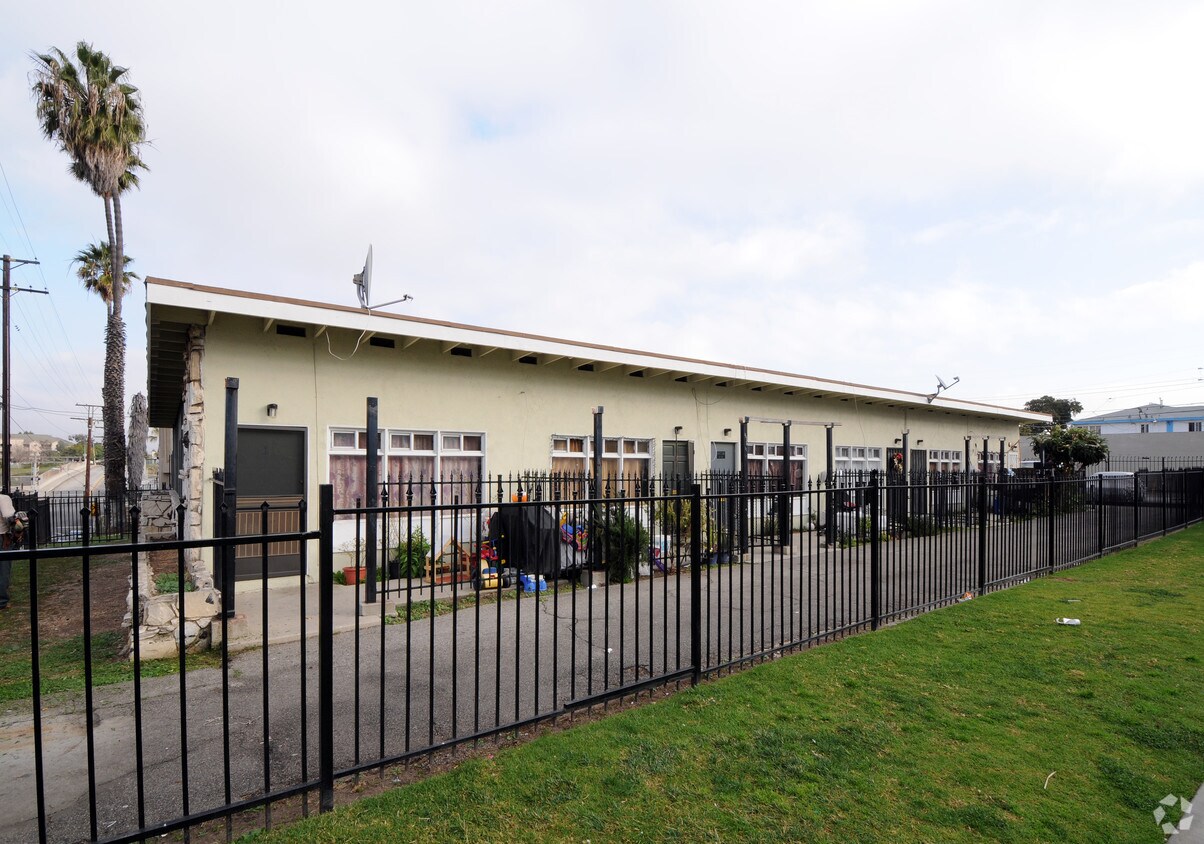 Primary Photo - 11730-11734 Budlong Ave
