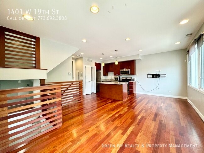 Foto del edificio - Spacious Three Story Townhouse In Pilsen w...