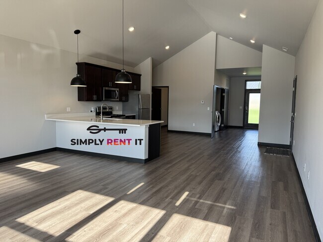 Foto del edificio - New 3 Bedroom, 3 Bathroom Sublease Brick Towne Ames Townhome