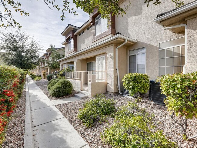 Foto del edificio - **SHORT TERM GATED LUXURY RENTAL** 3BDRM *2.5 BATH* 2 CAR GARAGE