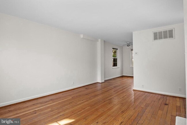 Building Photo - 3305 S Wakefield St