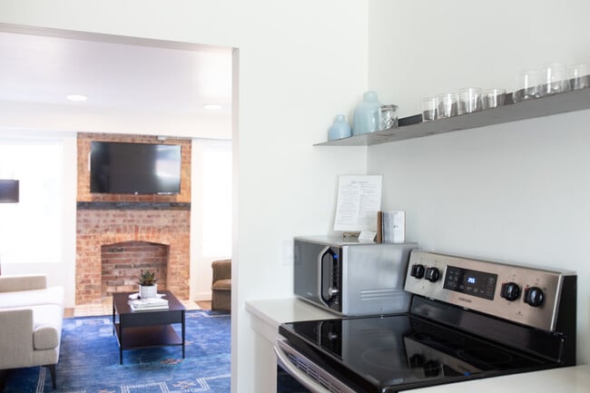 Building Photo - Chapman