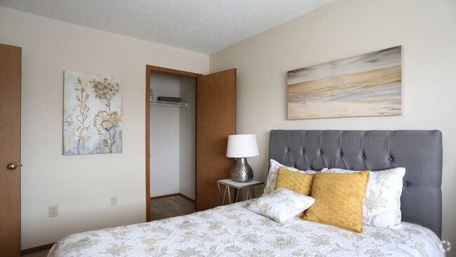 Bedroom - 2BR, 1BA - 970 SF - Woodside Place Apartments