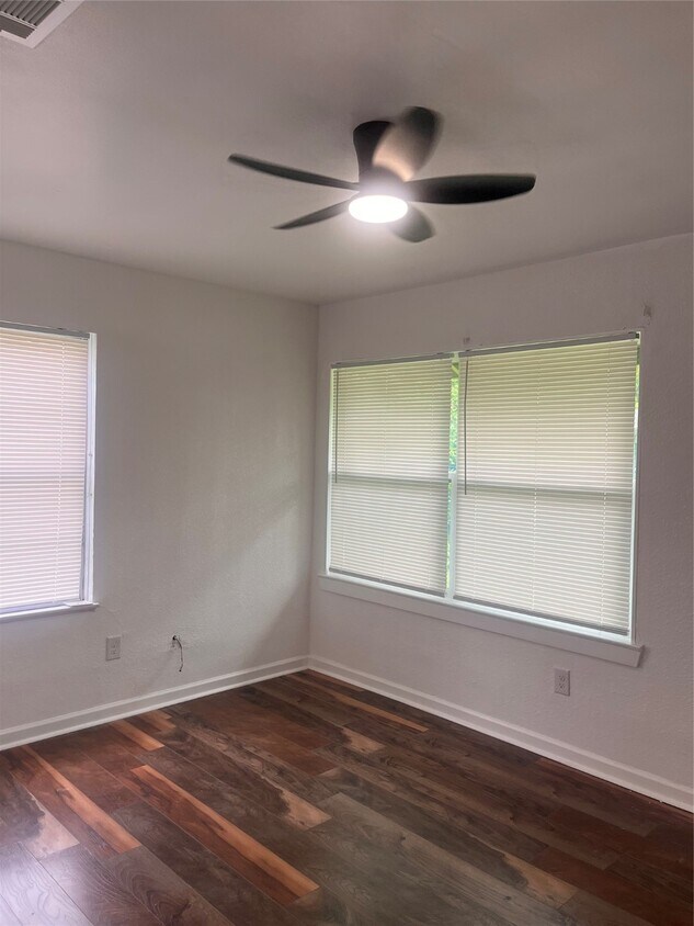 Foto principal - 6043 Lyndhurst Dr