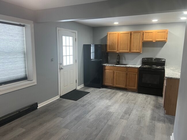 Building Photo - 5040 W Lake Rd