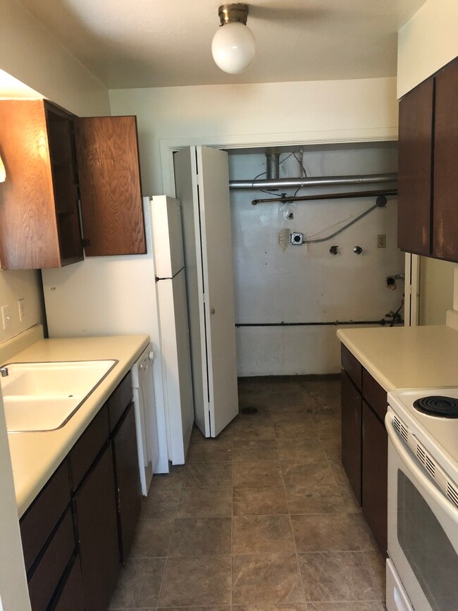 Building Photo - 1039 E 8600 S