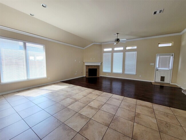 Foto del edificio - 9415 Harmony Lake Ln
