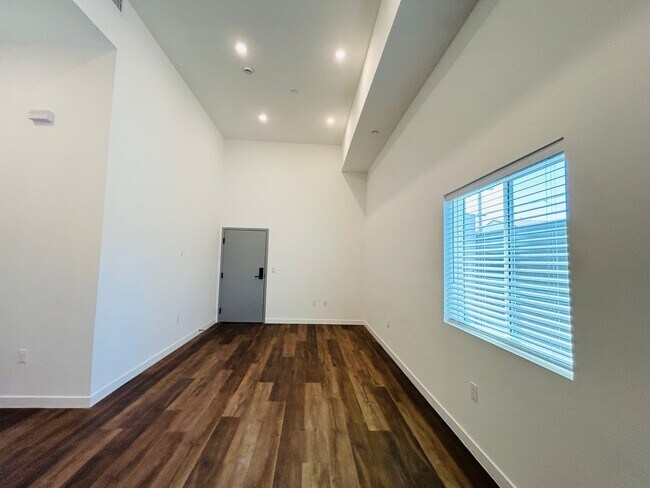 Foto del edificio - 13037 San Fernando Rd