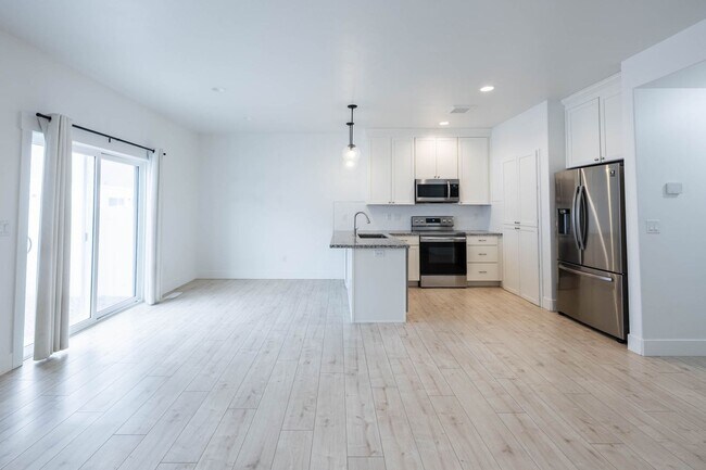 Foto del edificio - BEAUTIFUL 3 BED 2.5 BATH TOWNHOME IN SUGAR CITY