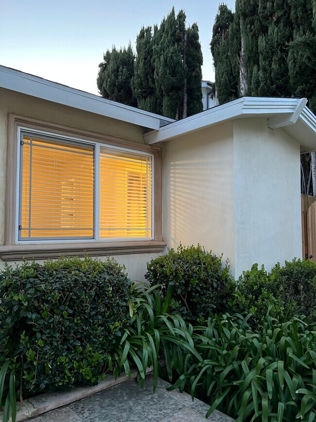 Building Photo - 2735 Overland Ave