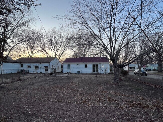 Foto del edificio - Across the street form Chisholm elem. Scho...