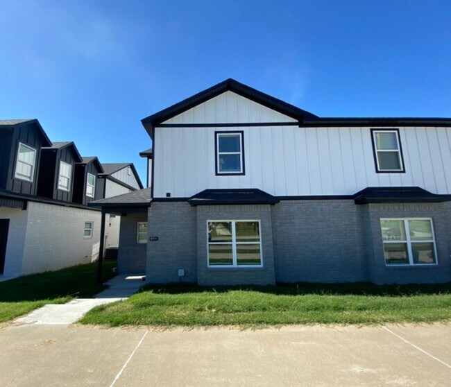 Building Photo - 877 S Rupple Rd