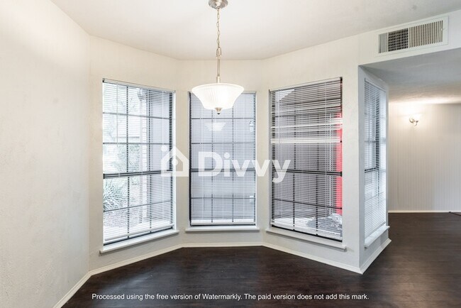 Building Photo - 2324 Escalante Ave, Fort Worth, TX 76112, USA