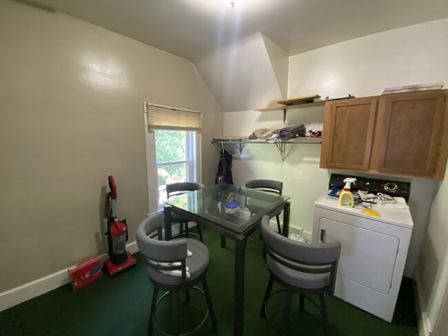 Building Photo - 2 Bed 1 Bath Available June 1st!