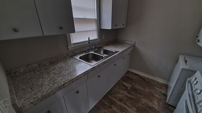 Building Photo - 104 S Palo Duro St