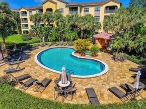 Building Photo - 400 Uno Lago Dr