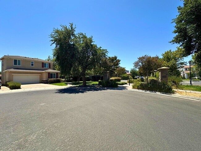 Foto del edificio - Stunning 4 Bedroom, 3 Bath Questa Home