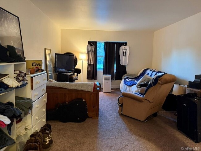 Building Photo - 881 Burlingham Rd