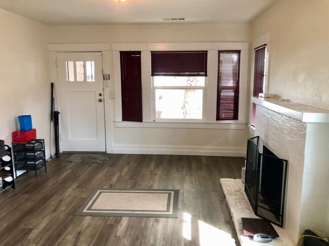 Building Photo - 3 br, 2 bath House - 1321 N Calaveras St