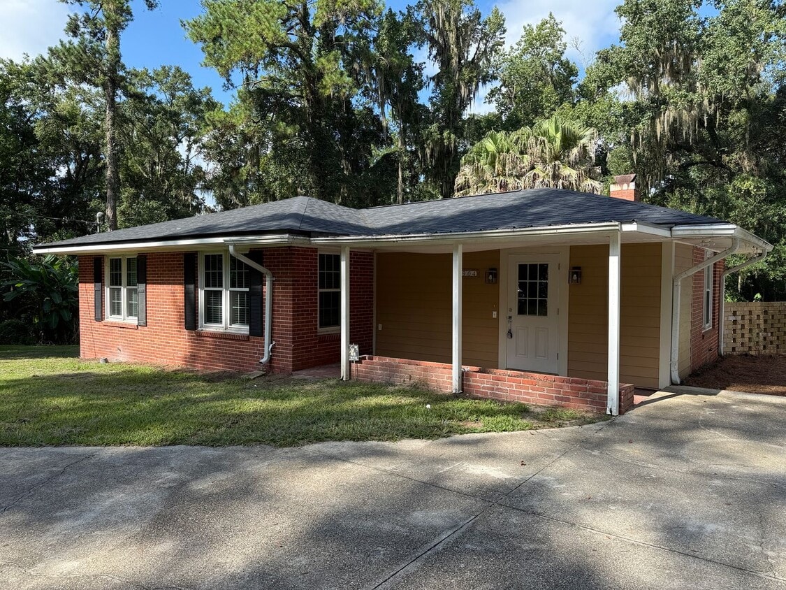 Primary Photo - HOUSE WITH LARGE WORKSHOP
