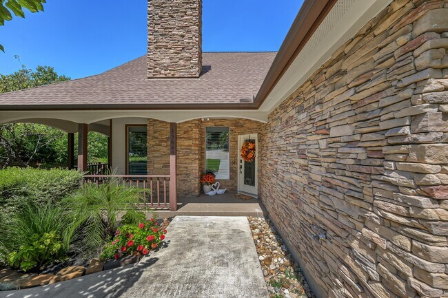 Building Photo - 13847 Pkwy Manor Dr