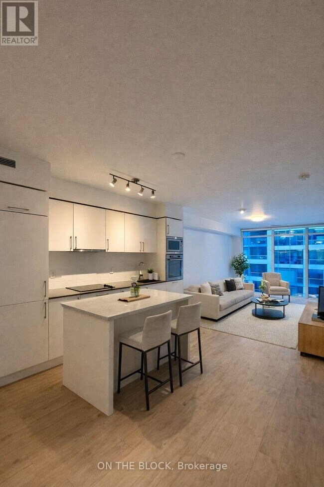 Building Photo - 27 Bathurst St