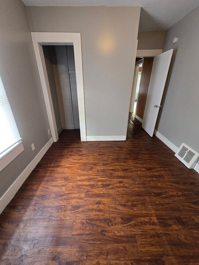 Foto del edificio - 2 bedroom house with attached garage