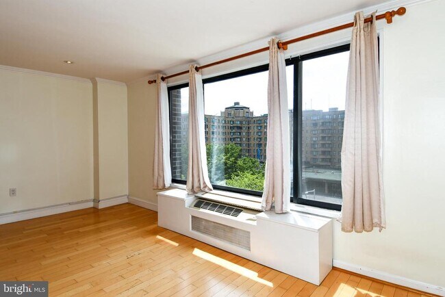 Foto del edificio - 2501 Calvert St NW
