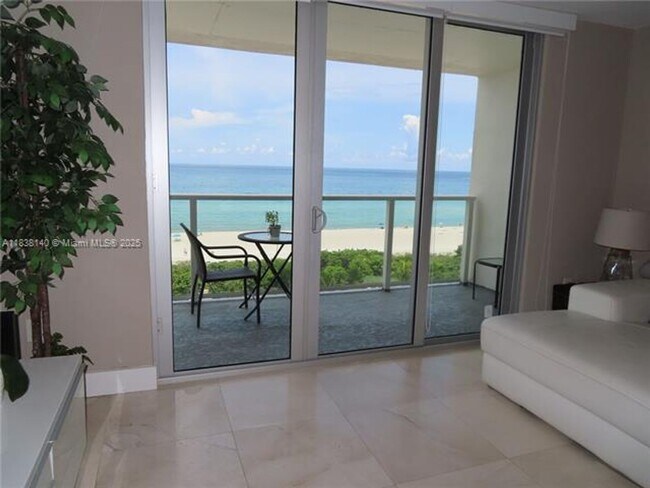 Foto del edificio - 5701 Collins Ave