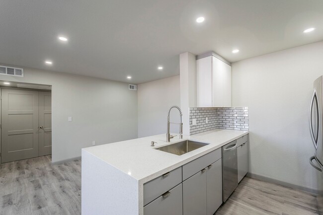 Building Photo - HIGHLY UPGRADED 1 BEDROOM CONDO WITH CAR G...