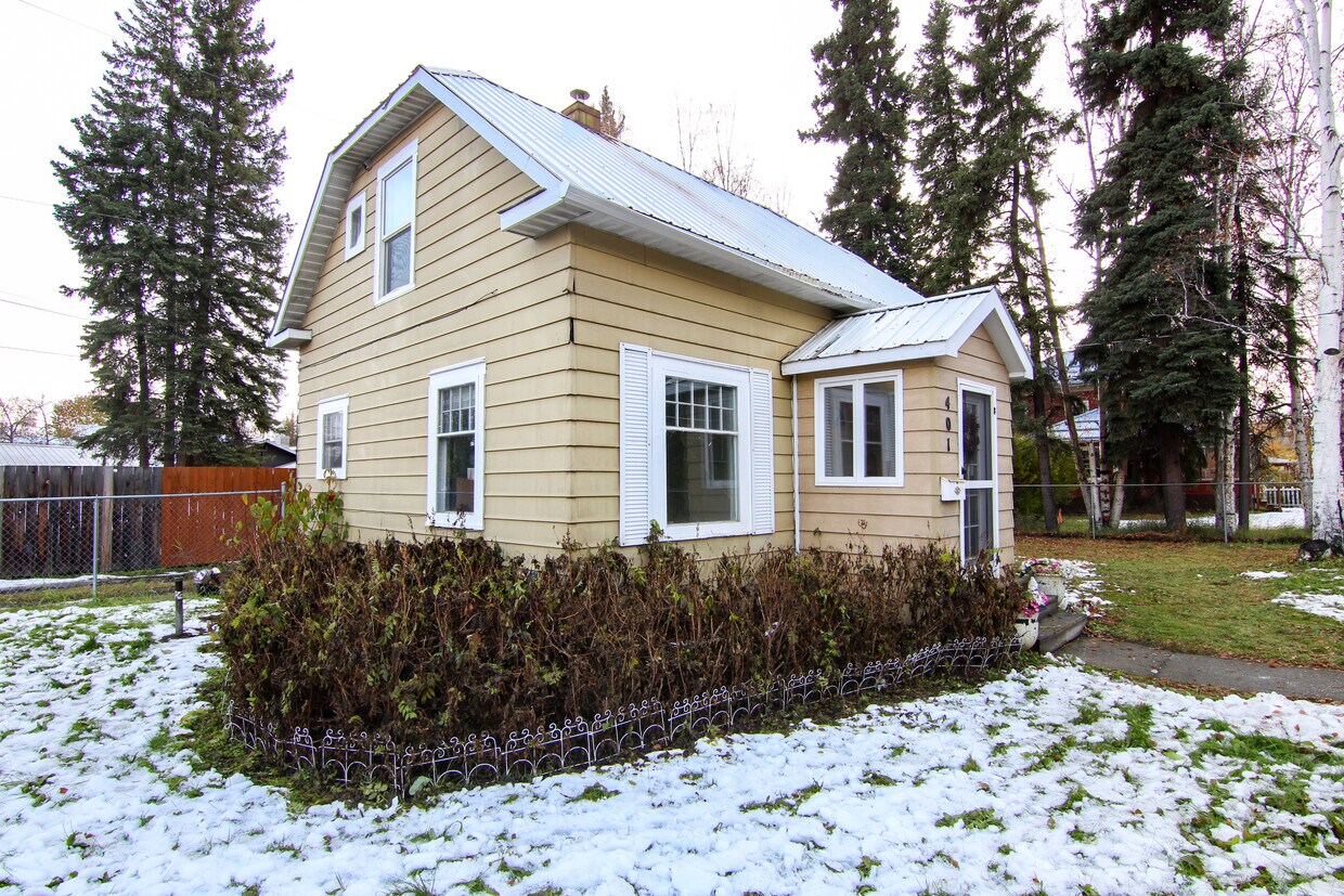 Primary Photo - 401 Cowles St