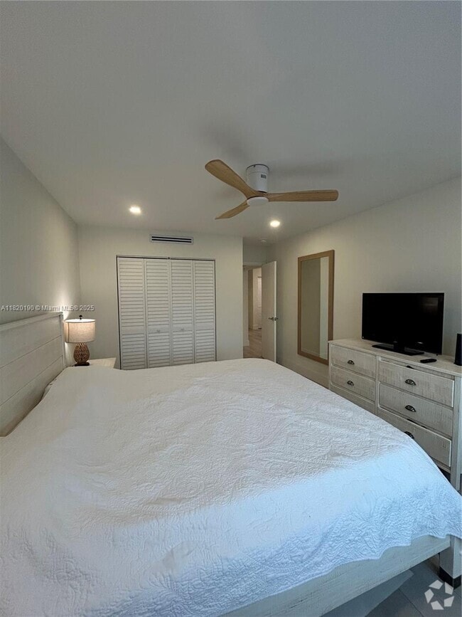 Building Photo - 400 Kings Point Dr