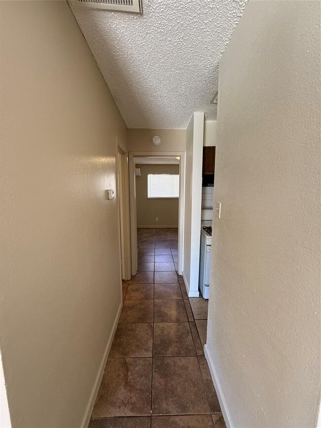 Building Photo - 2609 Ektom Dr