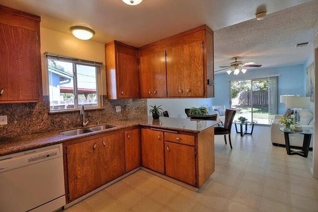 Building Photo - 39262 Sundale Dr