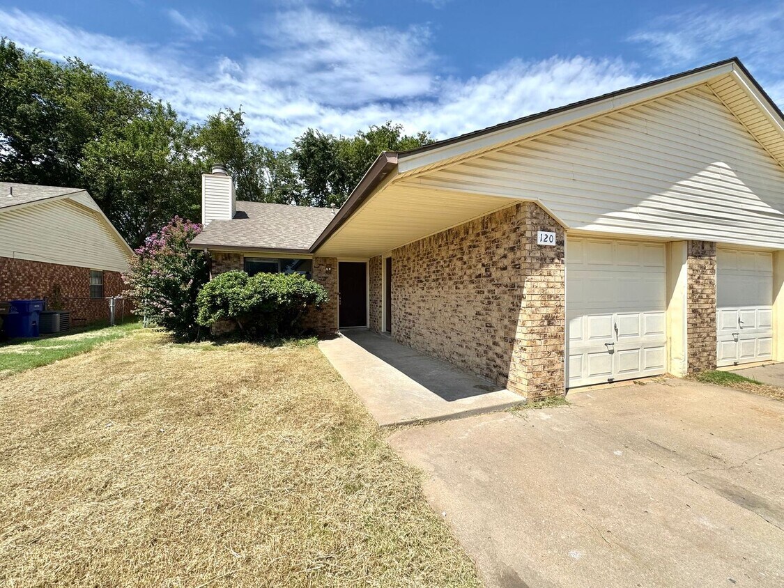 Foto principal - 3 bedroom 2 full bathroom Duplex home in B...