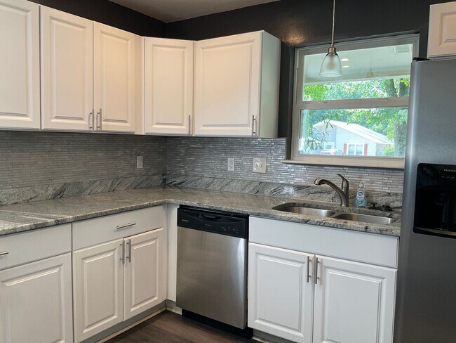 Foto del edificio - Welcome to this perfectly situated 3-bedroom, 2-bathroom home in the heart of Jacksonville.