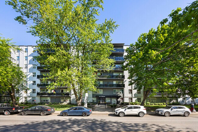 Photo du bâtiment - 100 Cosburn Ave