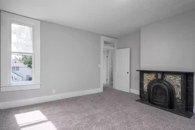 Building Photo - Welcome to 125 E High!