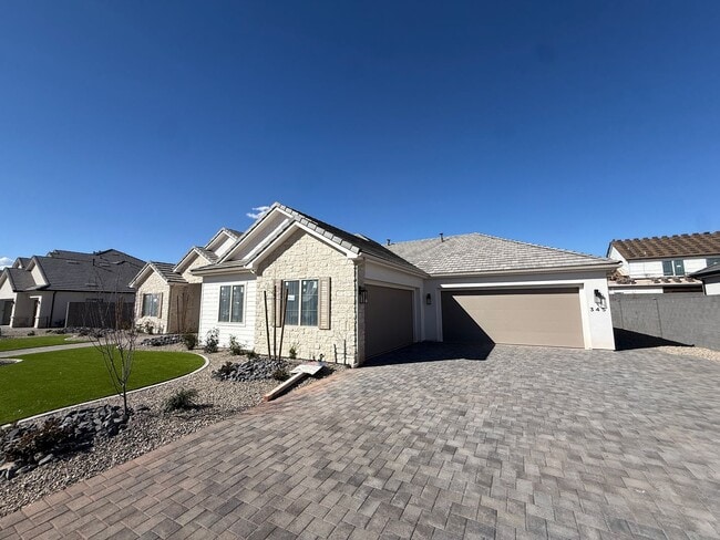 Building Photo - Beautiful single story with 4 bedrooms next to Crimson High School