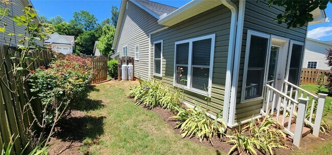 Foto del edificio - 102 Mcleod Dr