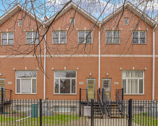 Foto del edificio - 4879 N Winthrop Ave