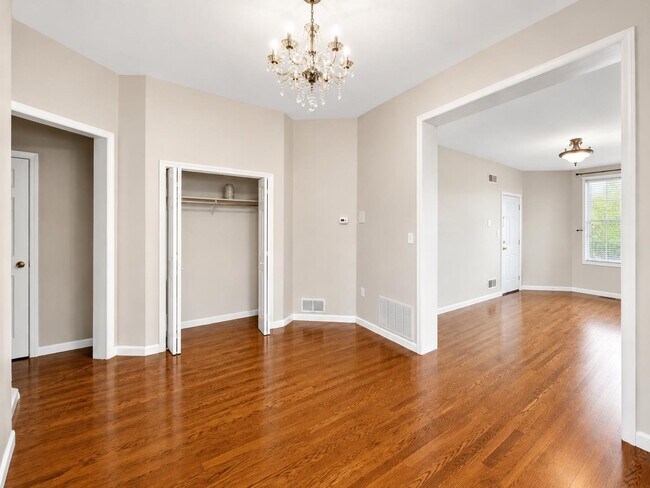 Building Photo - 22 E 33rd St