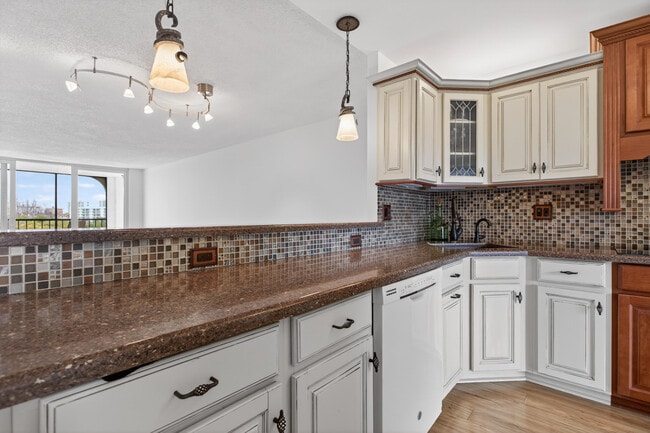 Building Photo - 1631 Riverview Rd